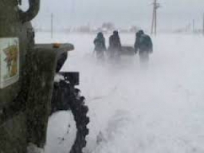 Հարթավան գյուղի մեծ խաչմերուկի մոտակայքում ավտոմեքենաներն արգելափակվել են ձյան մեջ